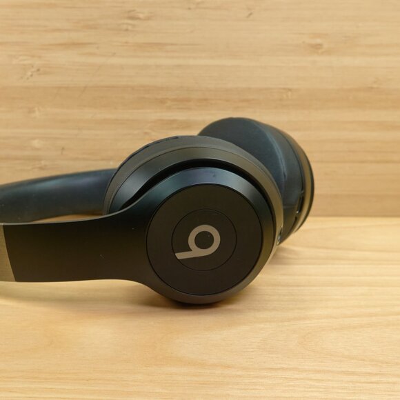 Beats Solo 4 Bluetooth Wireless On-Ear Headphones, with case - Picture 4 of 9